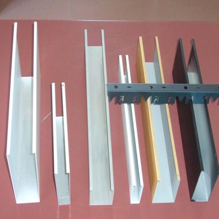 Open U-shaped aluminum baffle profiles with a carrier rail